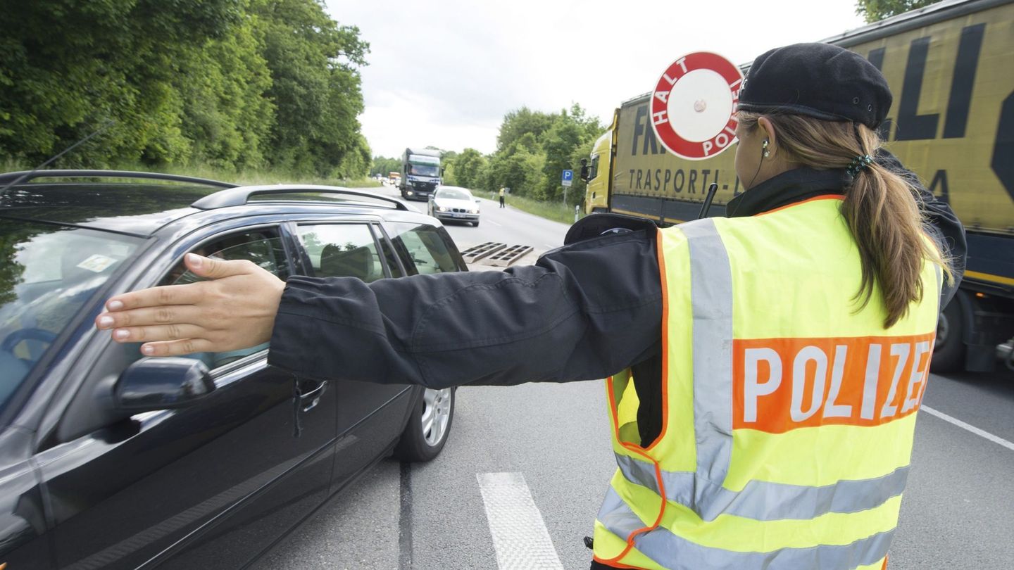 Una policía da el alto a un vehículo en un puesto de control montado en la autopista B12 cerca de la frontera con Austria en Kirchdorf am Inn, en Baviera. (EFE)