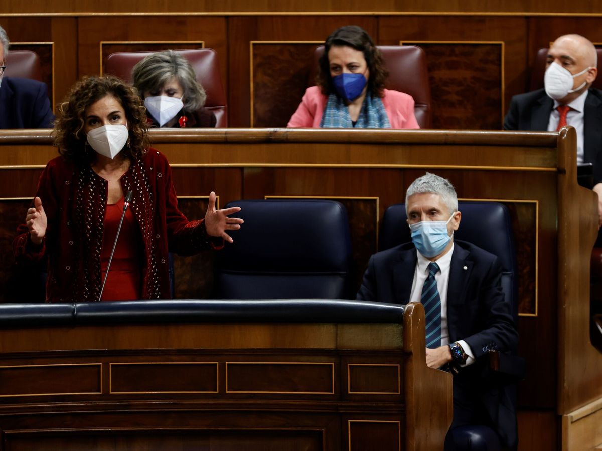 Foto: La ministra de Hacienda, María Jesús Montero (i), interviene en la sesión de control al Gobierno celebrada en el Congreso de los Diputados en Madrid este miércoles. (EFE/Javier Lizón)