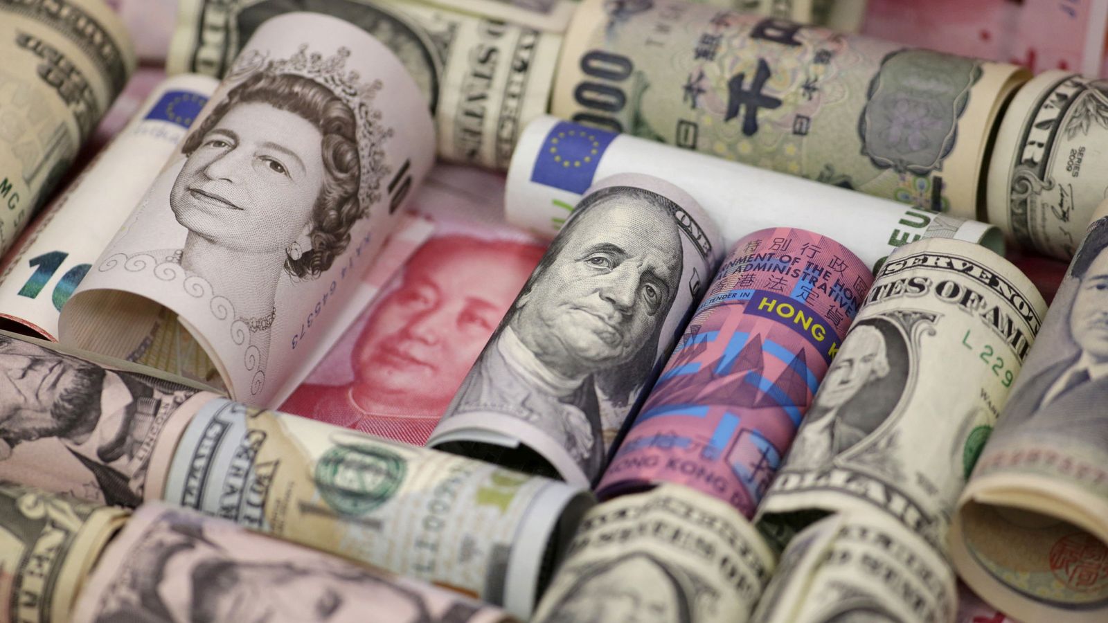 Foto: Euros, dólares estadounidenses y de Hong Kong, yenes japoneses, libras esterlinas y yuanes chinos. (Reuters)