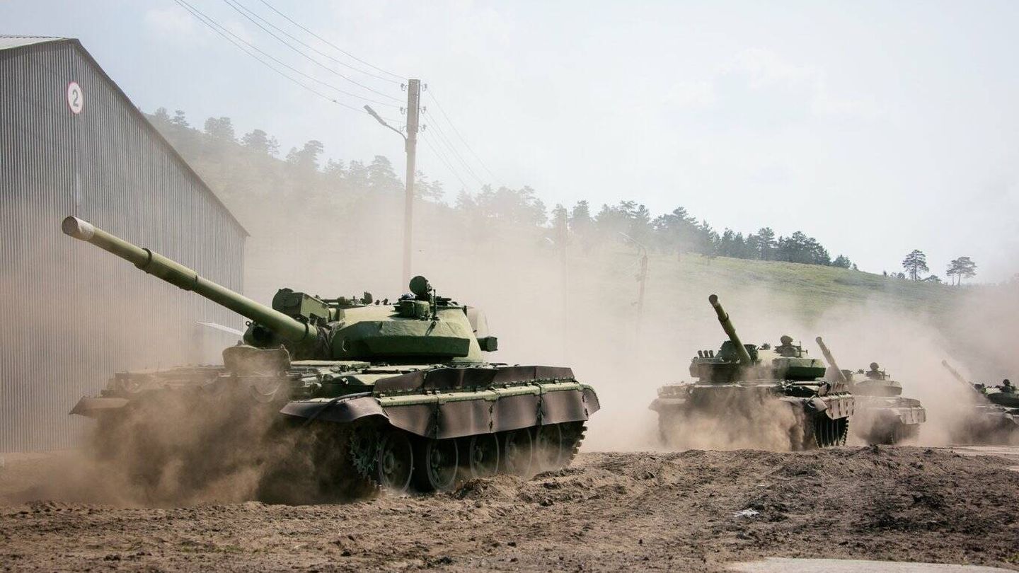 Carros T-62 en acción. (Defense News)