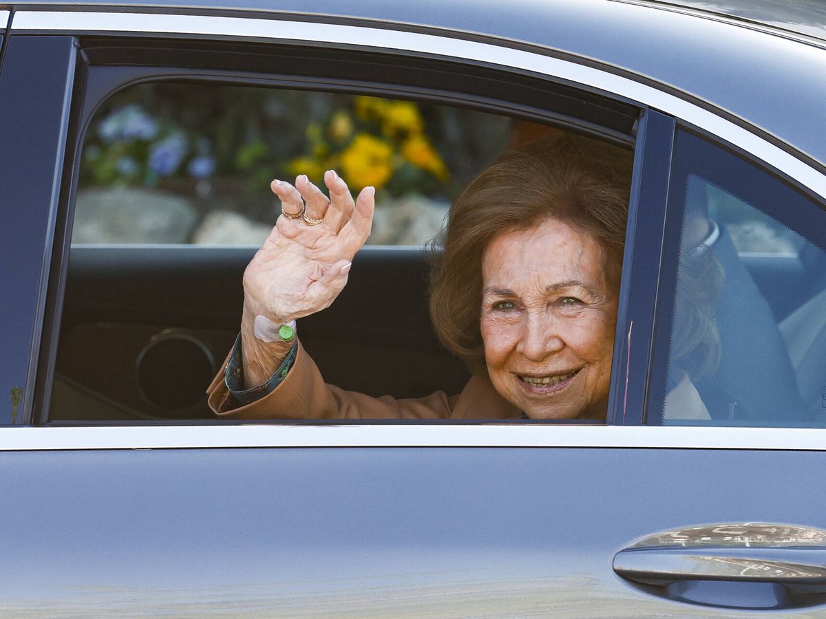 Foto: La reina Sofía, saliendo del hospital. (Gtres)