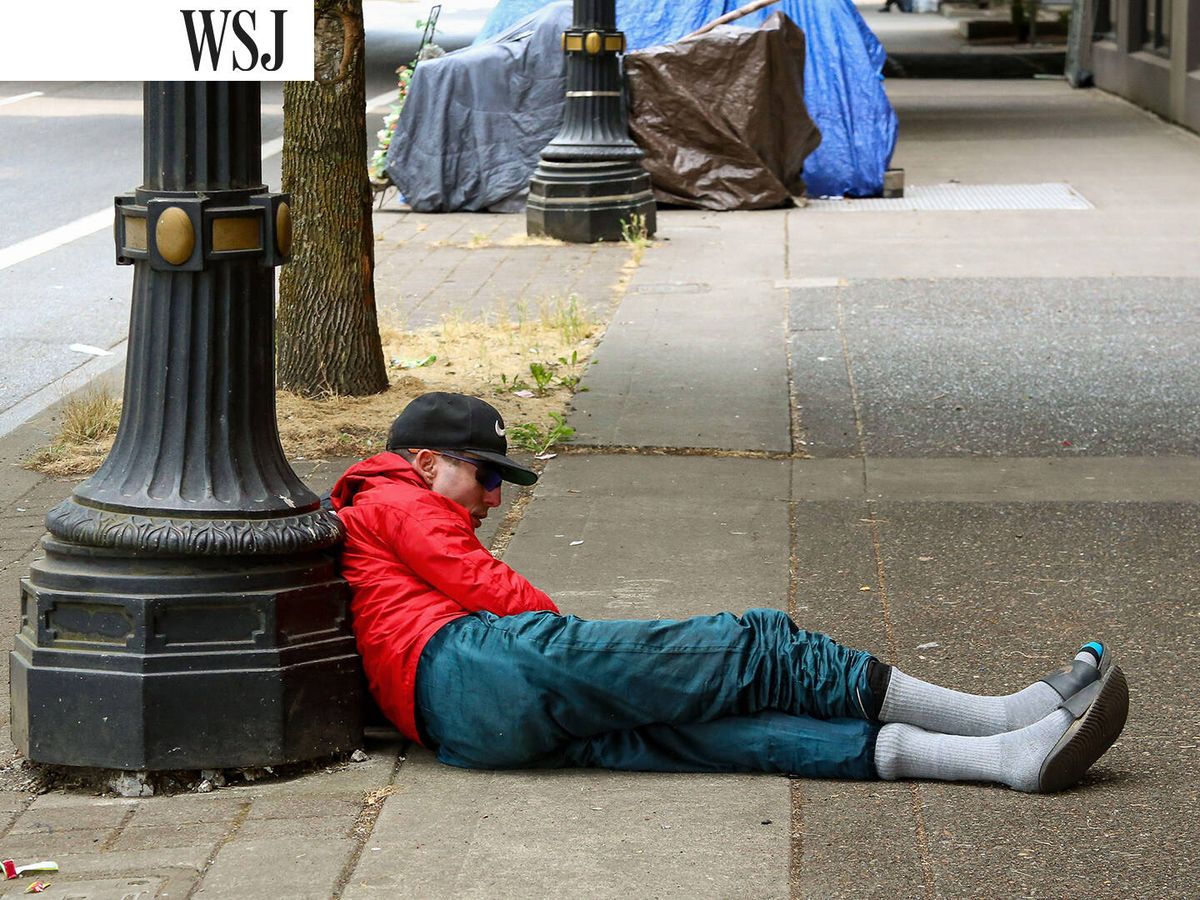Foto: Una persona yace drogada en una calle de Portland, Oregón. (Alamy/Ronald Southern)