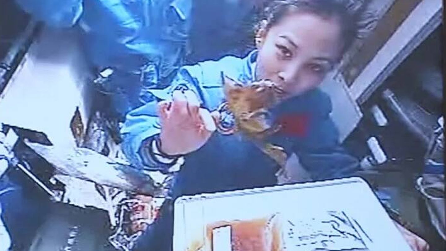 La cosmonauta Wang Yaping mostrando paquetes de comida (CCTV)