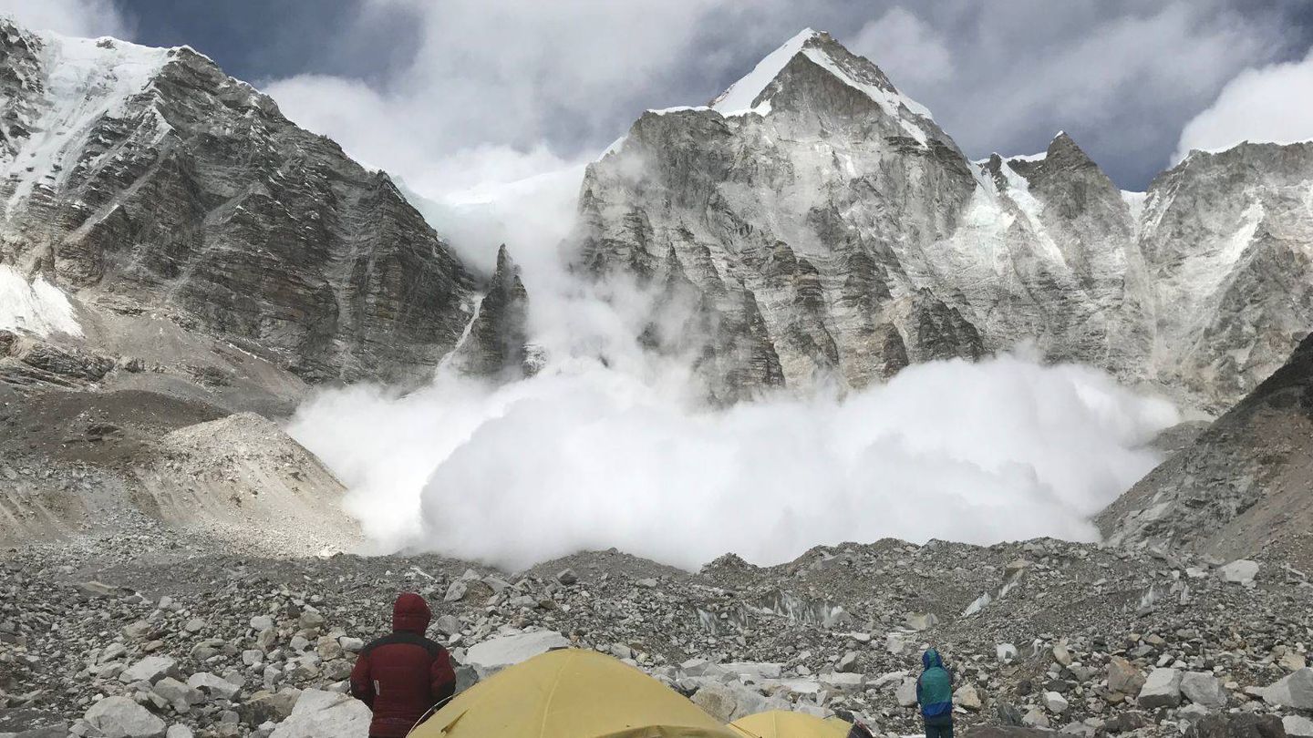 Las avalanchas son algo cotidiano en los alrededores del Campo Base del Everest.