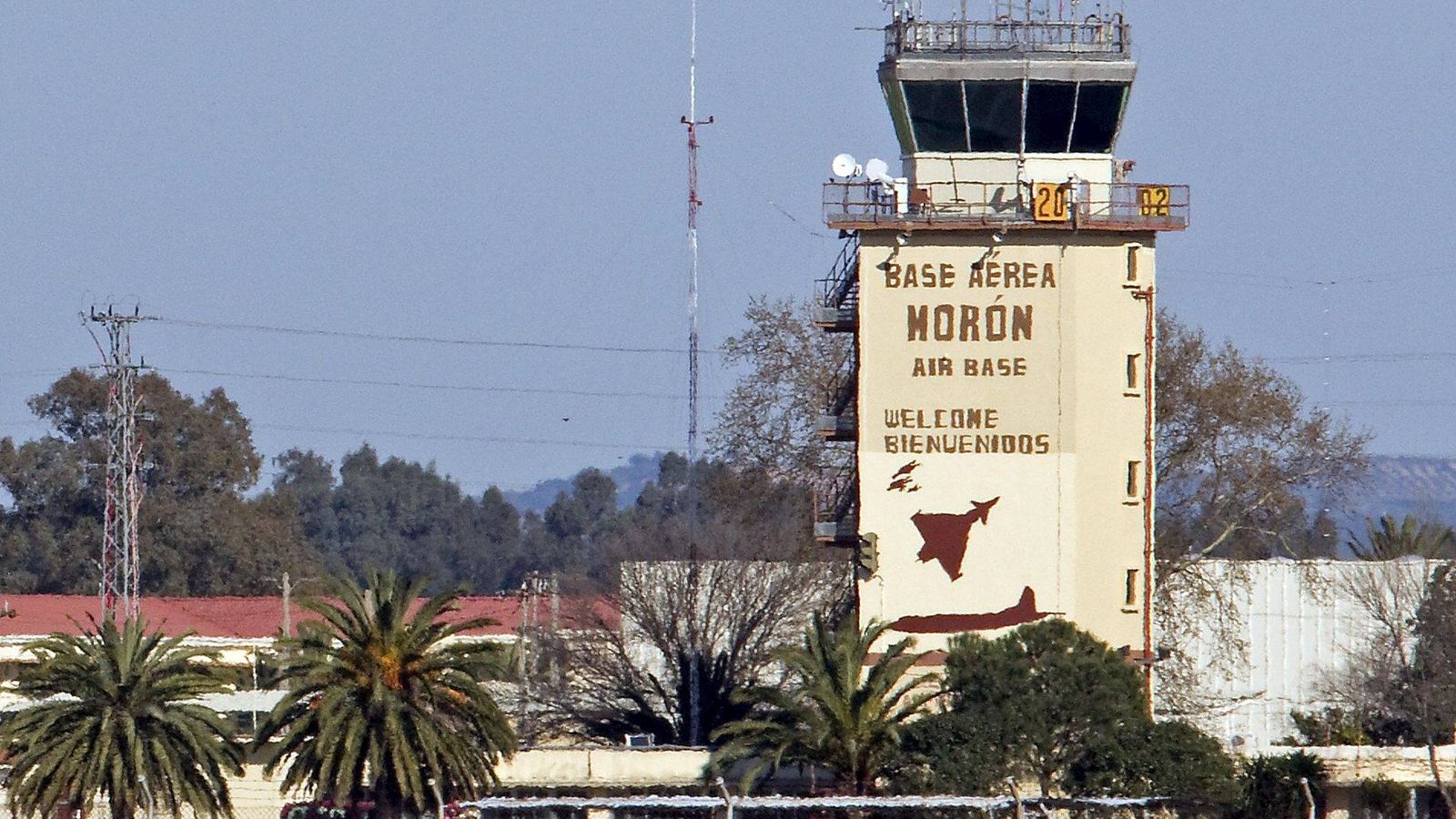 Foto: Torre de control de la base aérea de Morón de la Frontera de Sevilla. (Efe)