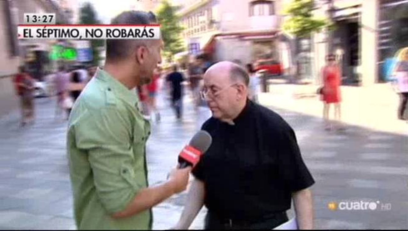 José Luis Montes siendo entrevistado por un reportero de Cuatro