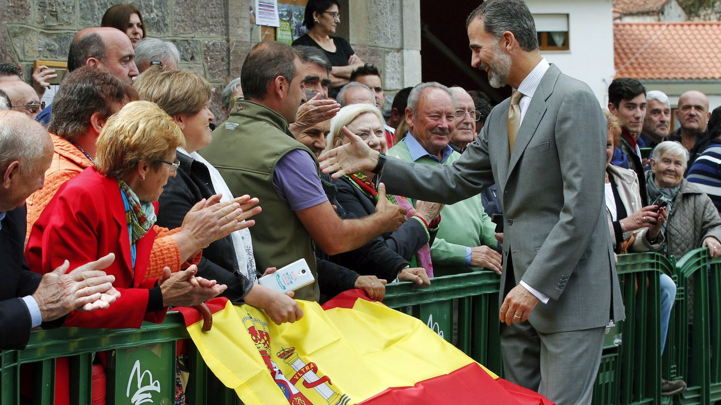 Felipe VI saluda a su llegada al pueblo asturiano de Pola de Somiedo. (EFE)