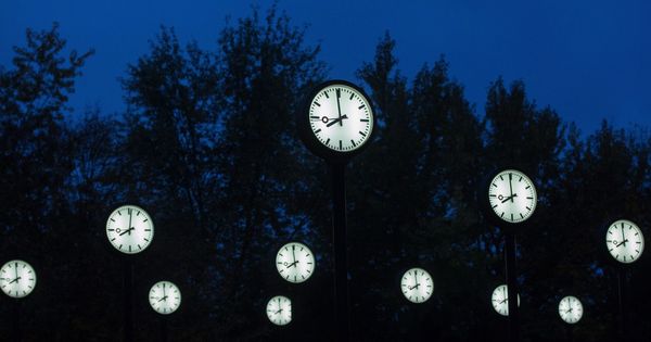 Foto: Varios relojes con las horas de las principales ciudades del mundo en Düsseldorf, Alemania. 
