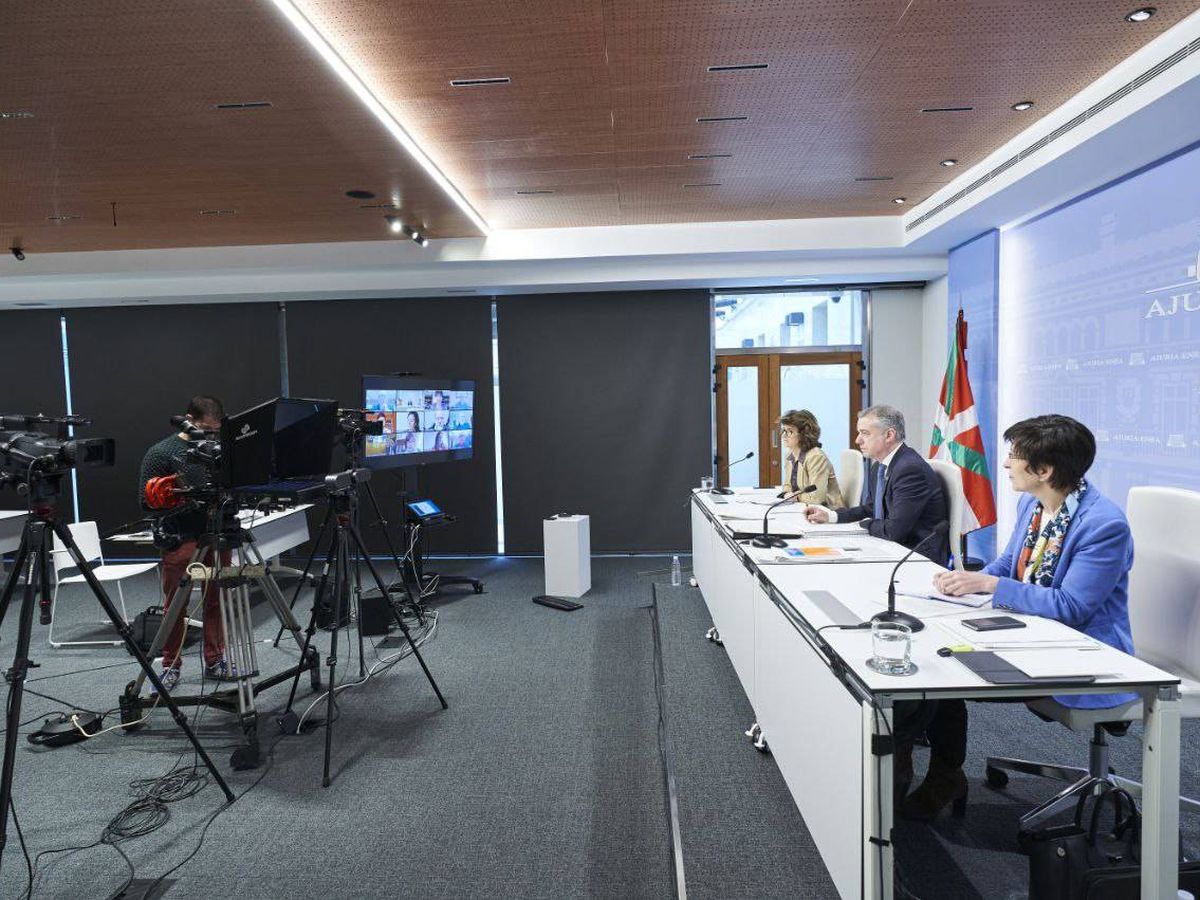 Foto: Urkullu, acompañado de las consejeras Nekane Murga y Estefanía Beltrán de Heredia, durante la comparecencia por videoconferencia en el Parlamento vasco. (Irekia)