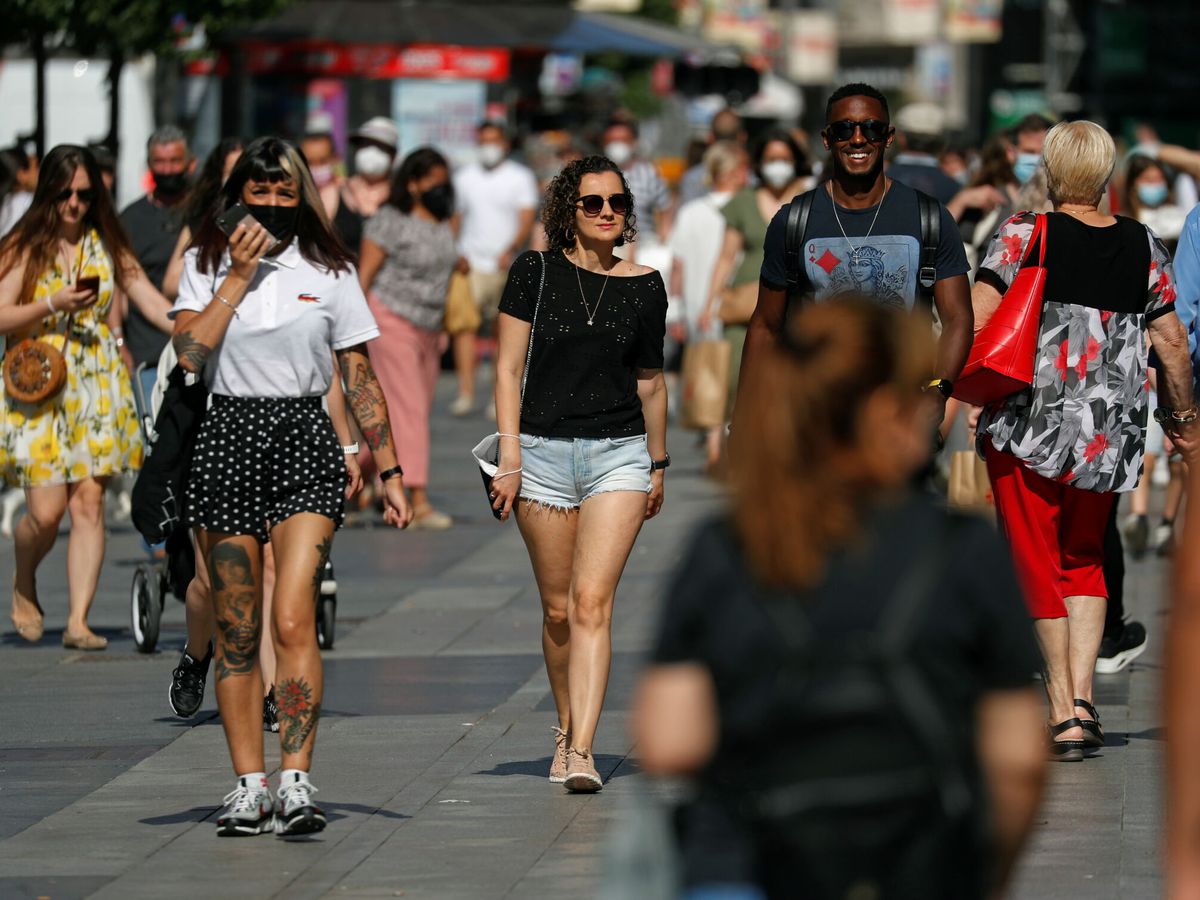 Foto: Varias personas pasean por Madrid. (Reuters) 