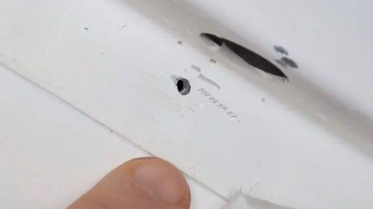 Uno de los agujeros en la Soyuz, que al parecer estaba tapado con pegamento. (NASA)