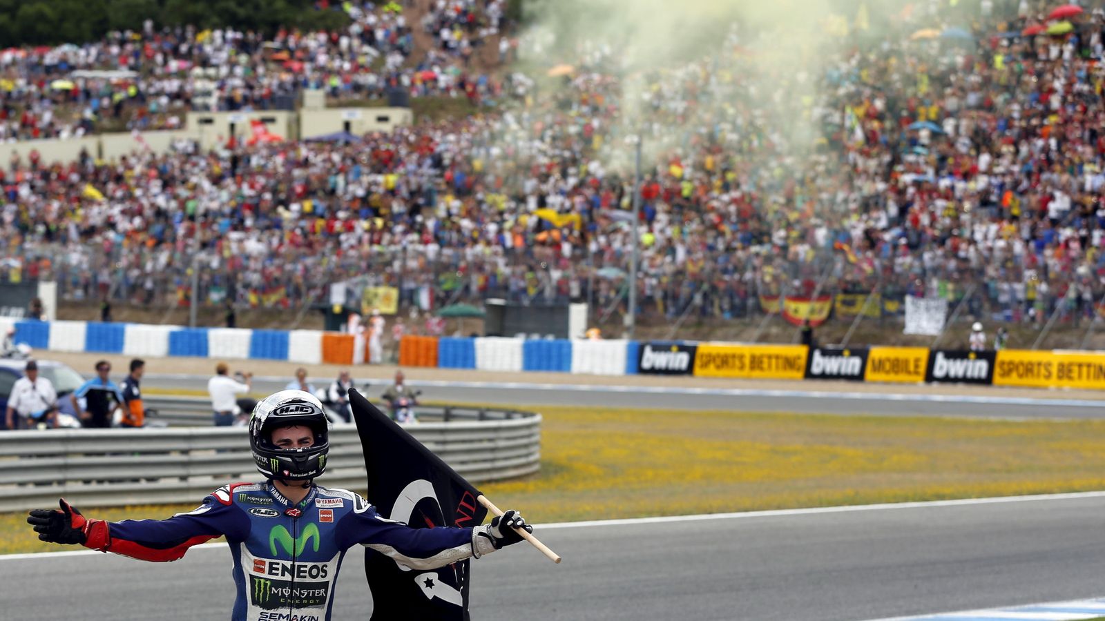 Foto: Jorge Lorenzo celebra su victoria ante los aficionados de Jerez. (Reuters)
