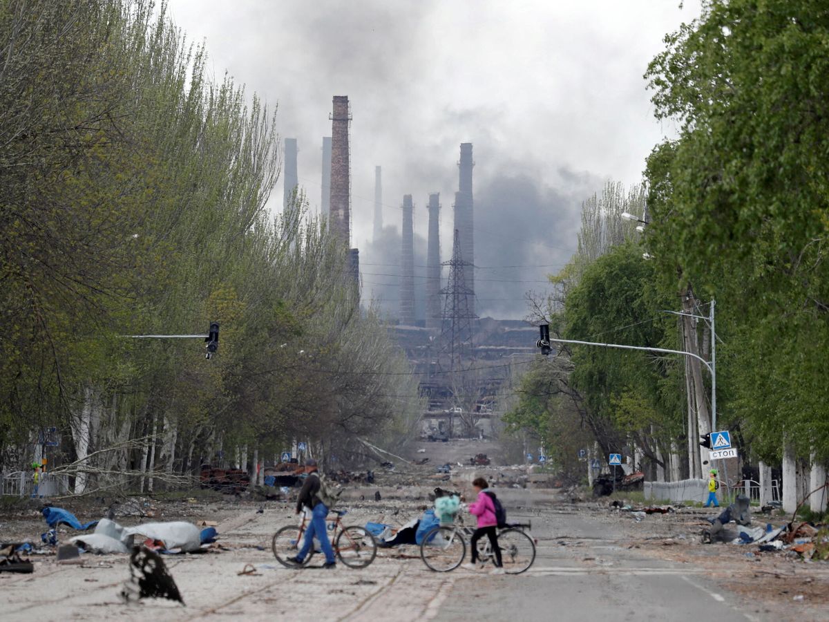 Foto: Humo saliendo de la planta de Azovstal en Mariúpol. (Reuters/Alexander Ermochenko)