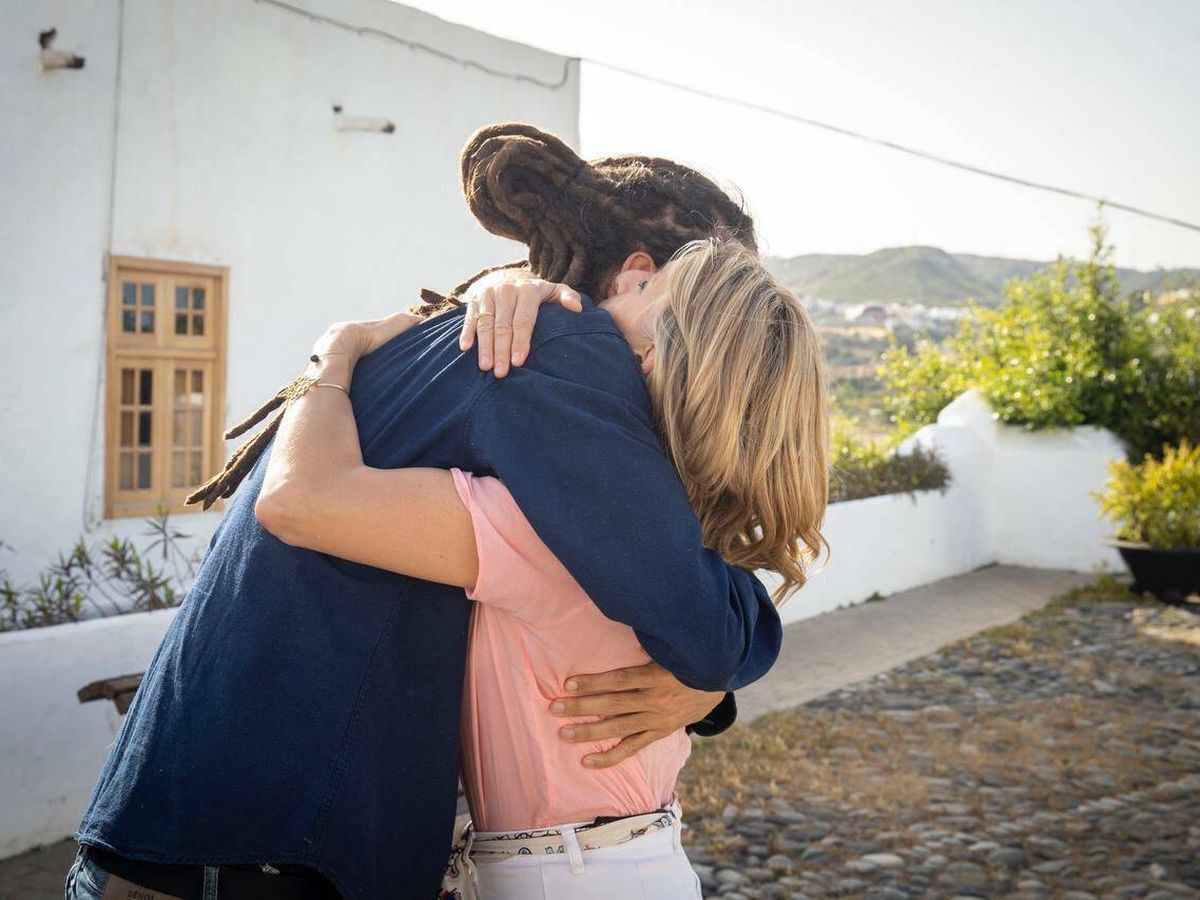 Foto: Alberto Rodríguez y Yolanda Díaz se abrazan durante la gira de la vicepresidenta por Canarias. (Alberto Rodríguez)