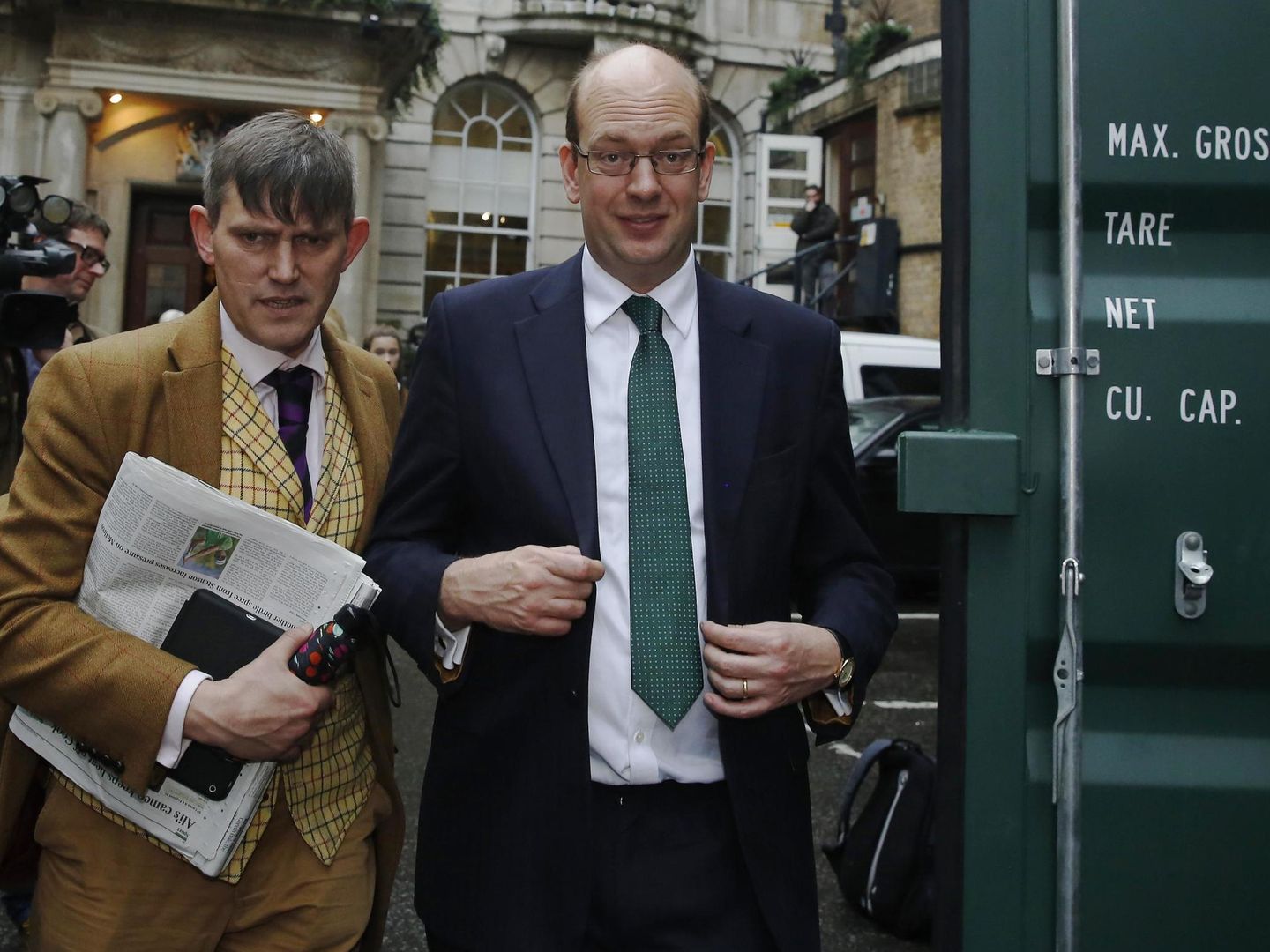 Gawain Towler (izquierda) y el parlamentario del Ukip Mark Reckless, en noviembre de 2014. (Reuters)