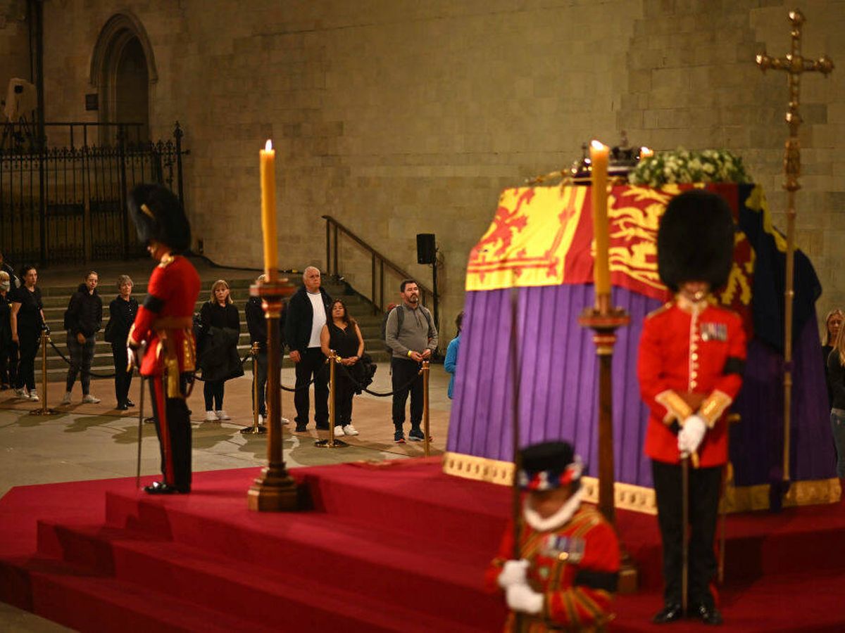 Foto: El féretro de Isabel II en el palacio de Westminster de Londres. (Getty/Ben Stattall)