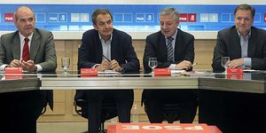 'Dedazo' en Ferraz: Zapatero dinamita las primarias y señala a Rubalcaba como sucesor