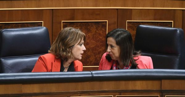 Foto: La ministra de Justicia, Dolores Delgado (i), conversa con la titular de Defensa, Margarita Robles, durante la sesión de control al Gobierno. (EFE)