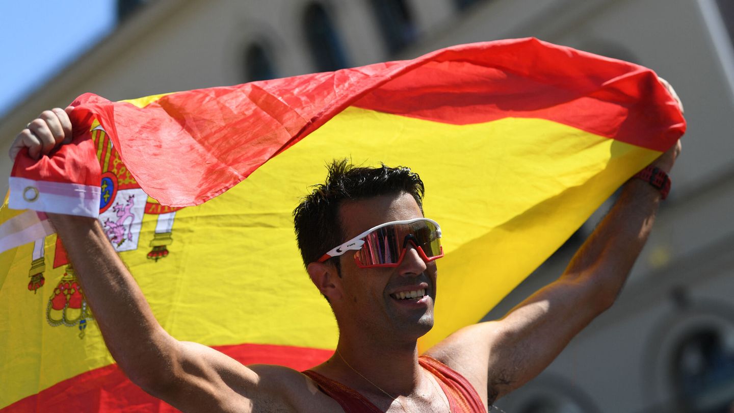 Miguel Ángel López celebra la victoria al finalizar la prueba. (Reuters/Andreas Gebert)
