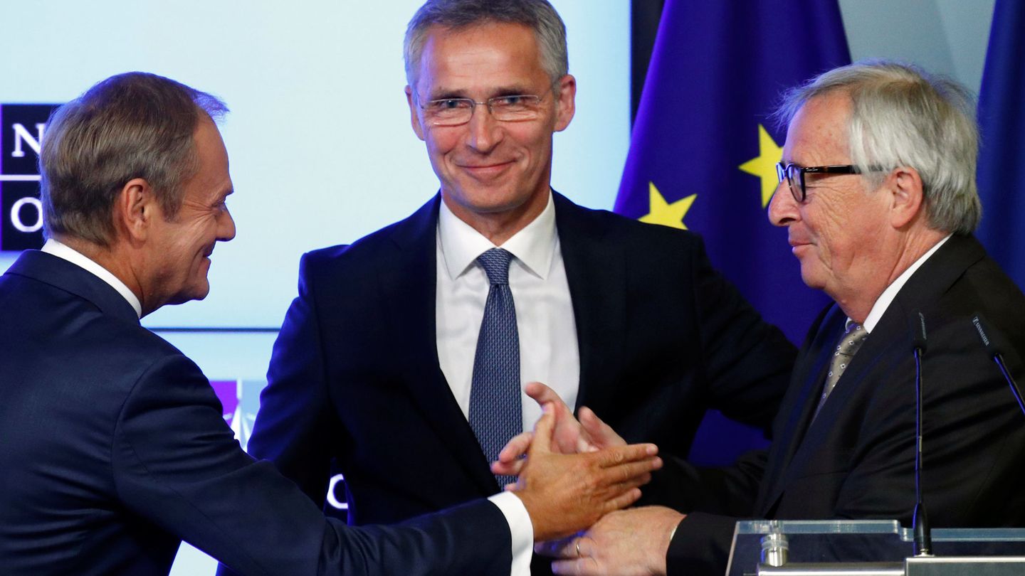 Tusk, Juncker y el secretario general de la OTAN, Jens Stoltenberg, en la firma del acuerdo UE-OTAN (REUTERS)
