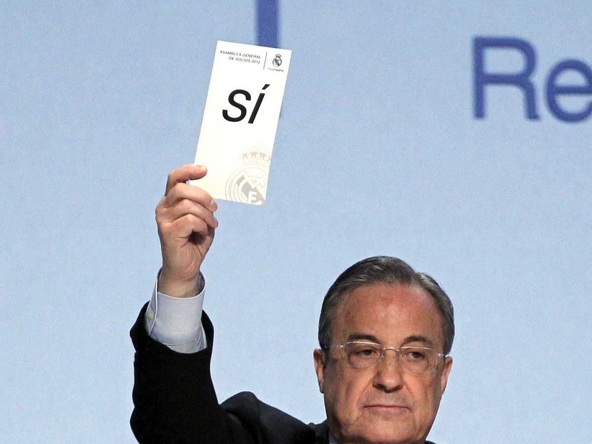 Foto: Florentino Pérez vota en una Asamblea General del Real Madrid. (EFE)