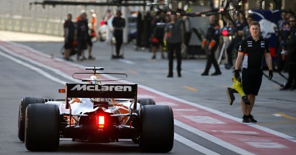 Foto: Fernando Alonso en boxes. (EFE)
