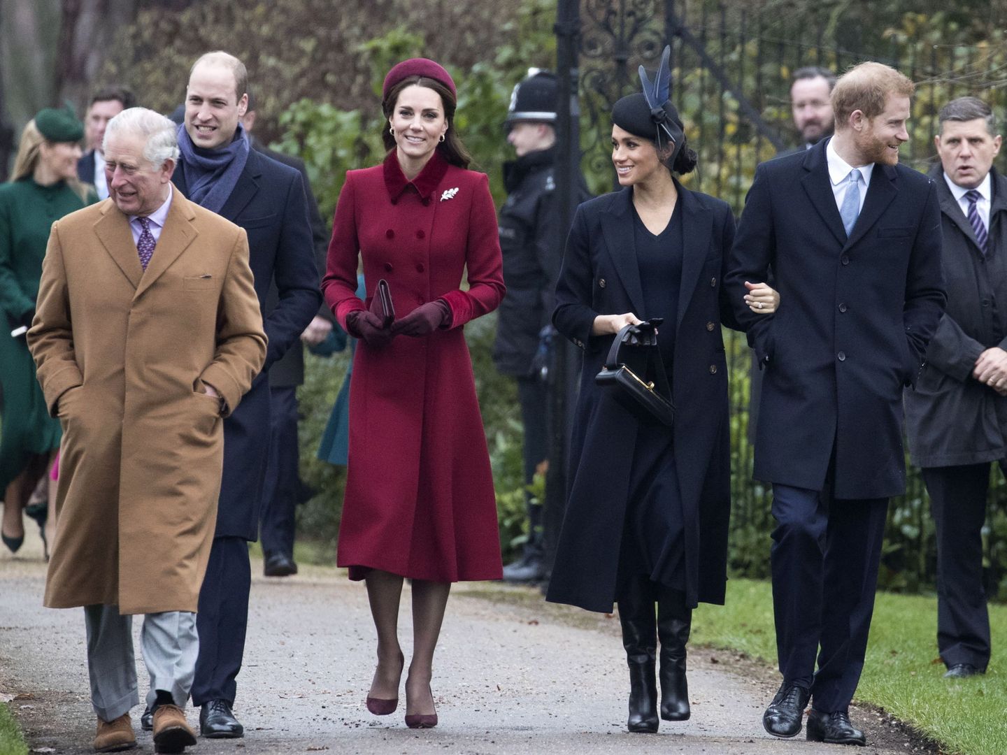 Los duques de Cambridge y los duques de Sussex, junto al príncipe Carlos en la misa navideña del año pasado. (Reuters)