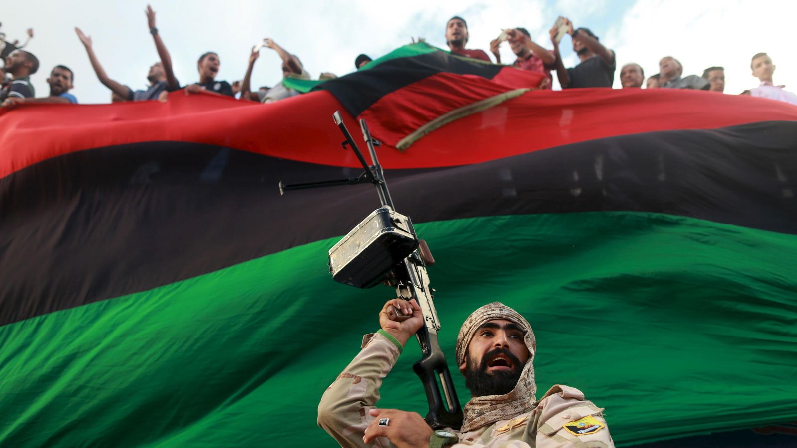 Foto: Un miliciano protege una protesta contra el gobierno de unidad propuesto por la ONU, en Benghazi (Reuters).