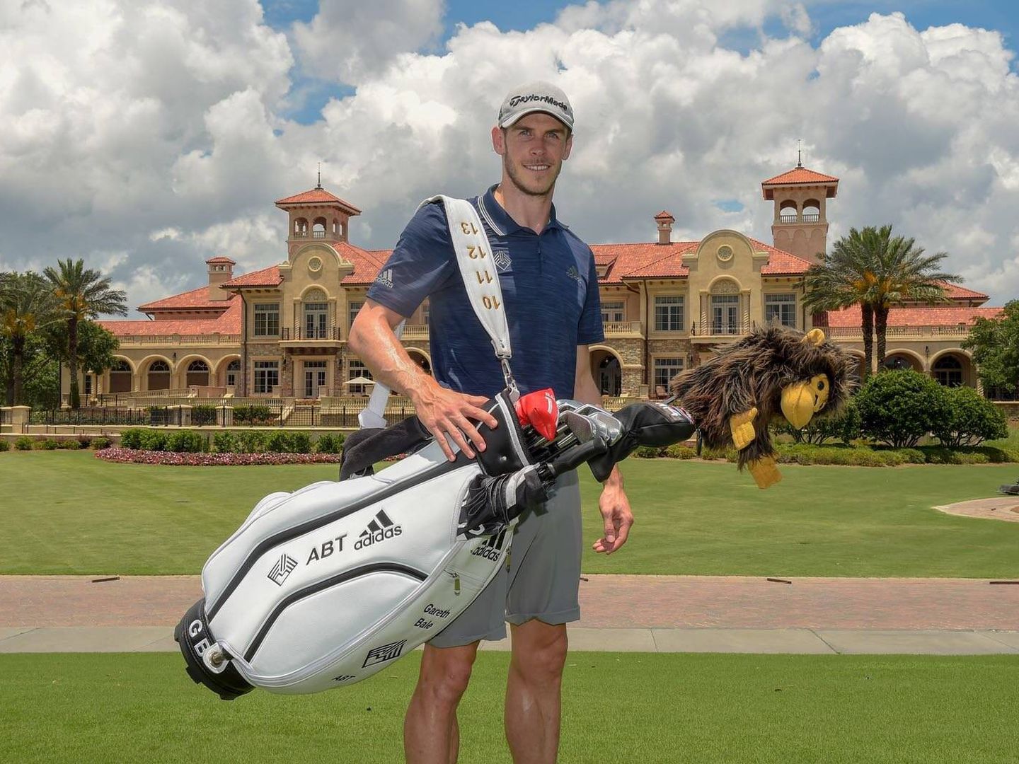 Gareth Bale con los palos de golf