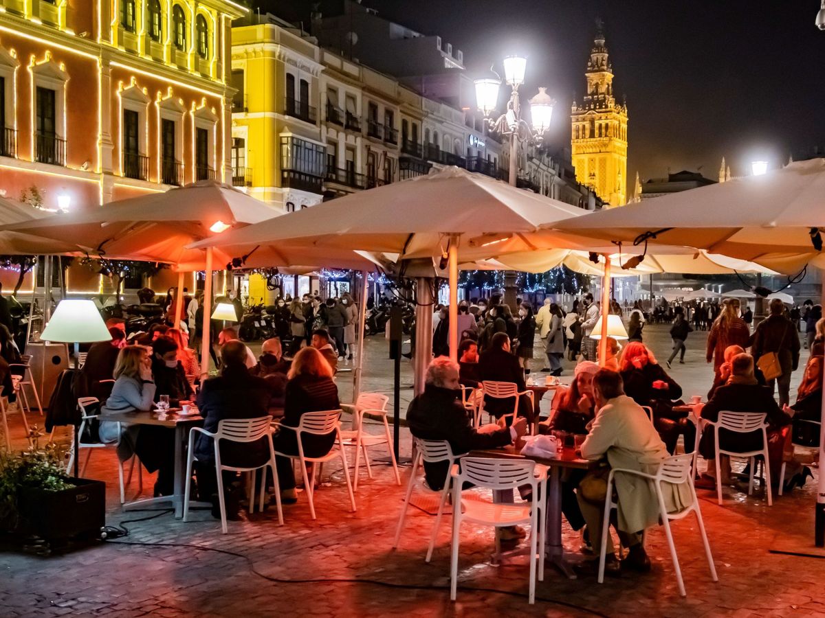 Foto: Imagen de una terraza en Sevilla. (EFE/Raúl Caro)