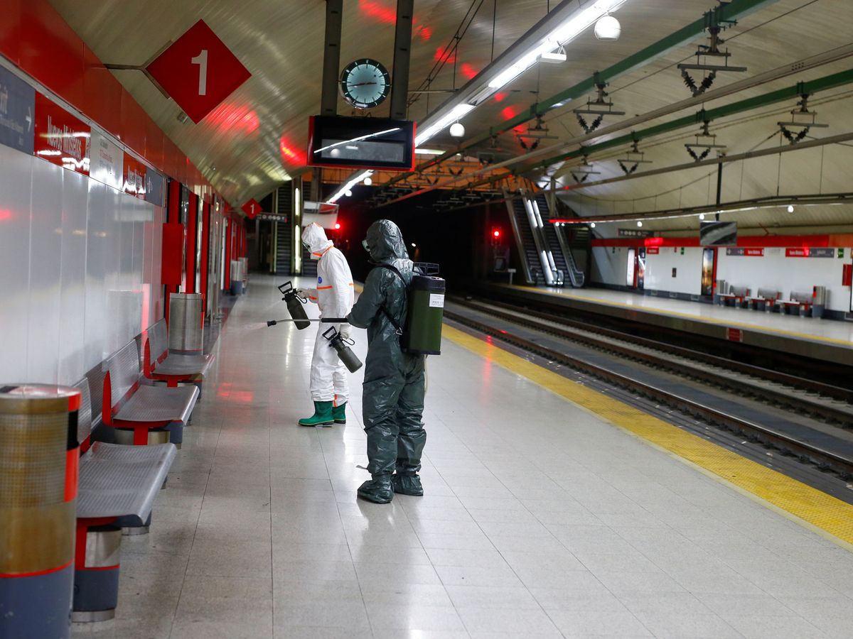 Foto: La UME desinfecta el Metro de Madrid en Nuevos Ministerios. (Reuters)