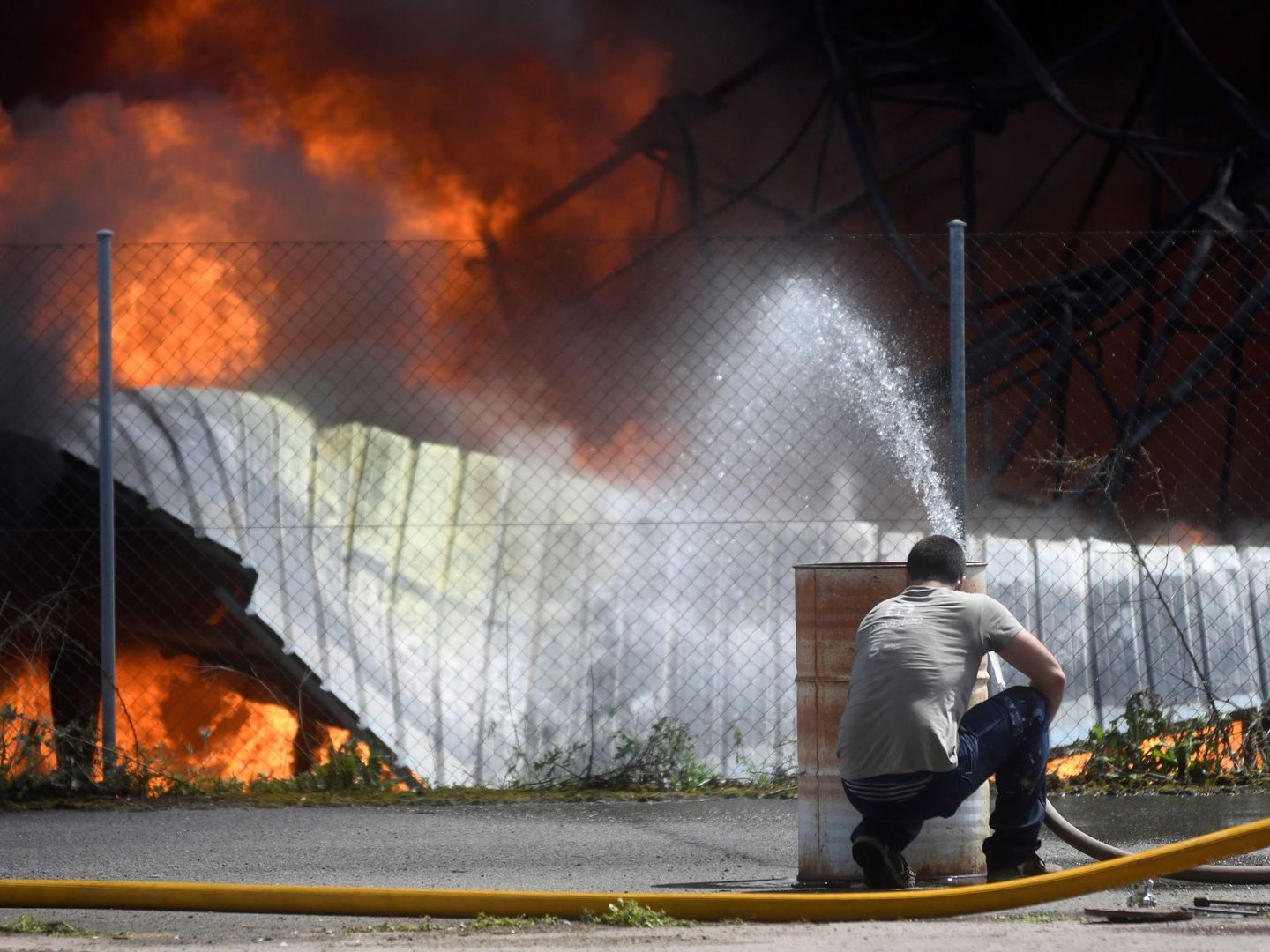 Los Bomberos del parque municipal de Segovia durante la extinción de un incendio en la fábrica Fosimpe. Foto: Efe