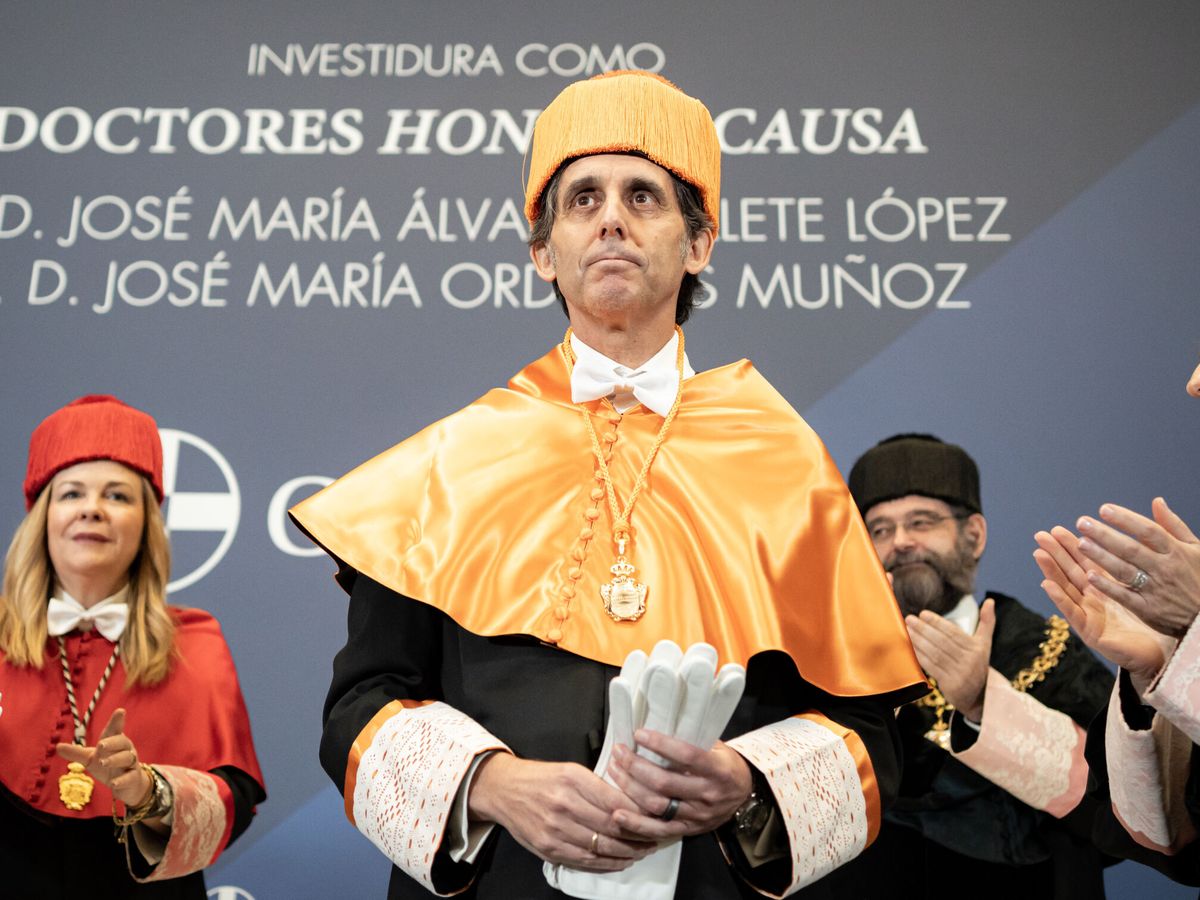 Foto: El presidente de Telefónica, José María Álvarez-Pallete, tras ser investido como Doctor 'Honoris Causa' por la Universidad CEU San Pablo. (EP/Diego Ramadés)
