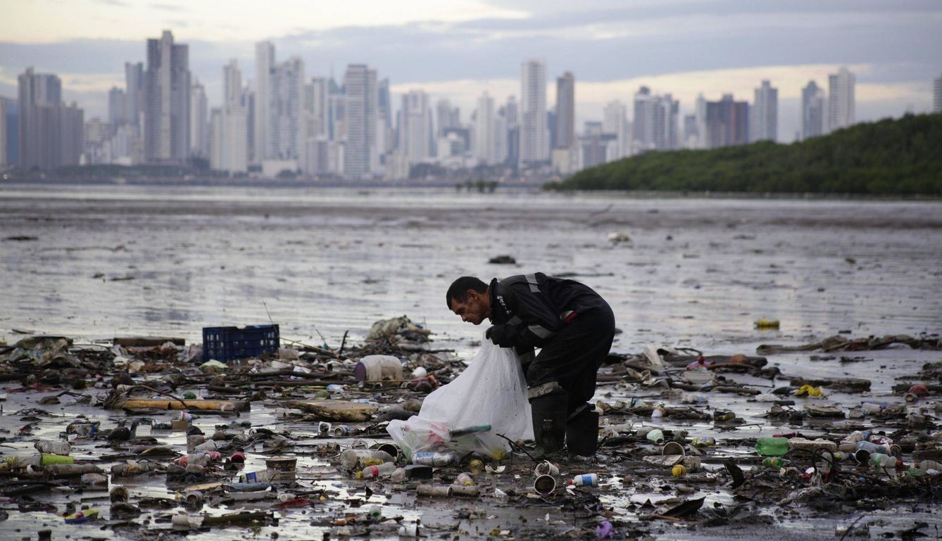 Un activista recoge desperdicios en la Bahía de Panamá en 2018 (EFE)