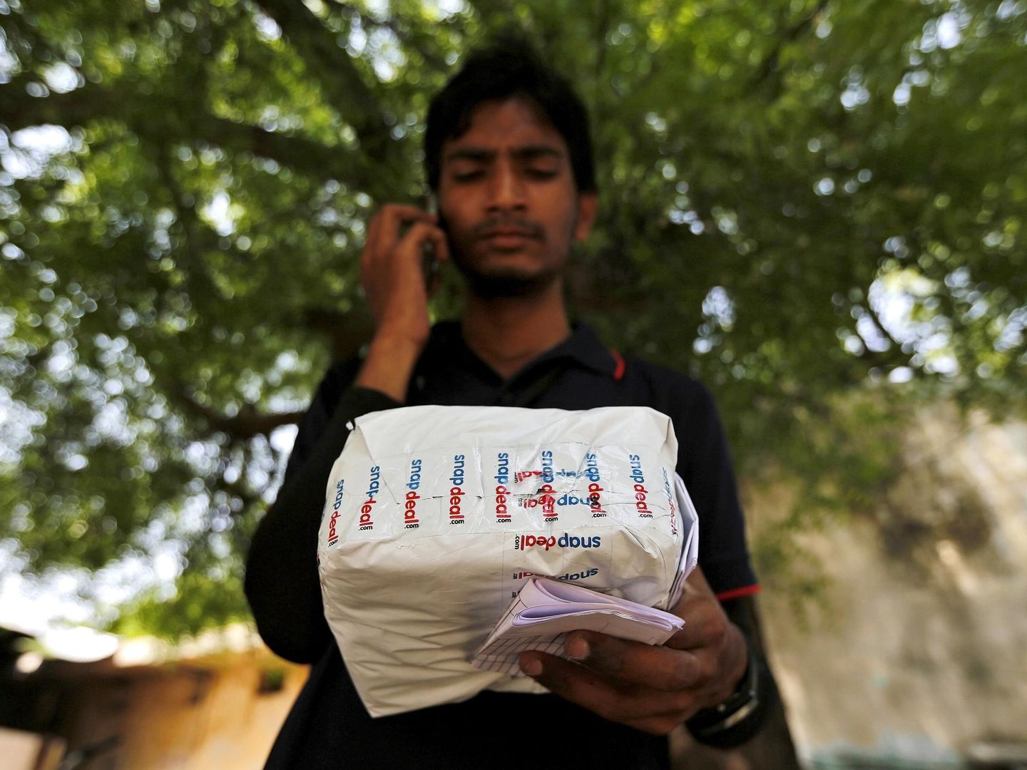 Un transportista trata de entregar una compra realizada por vía electrónica. (Reuters)