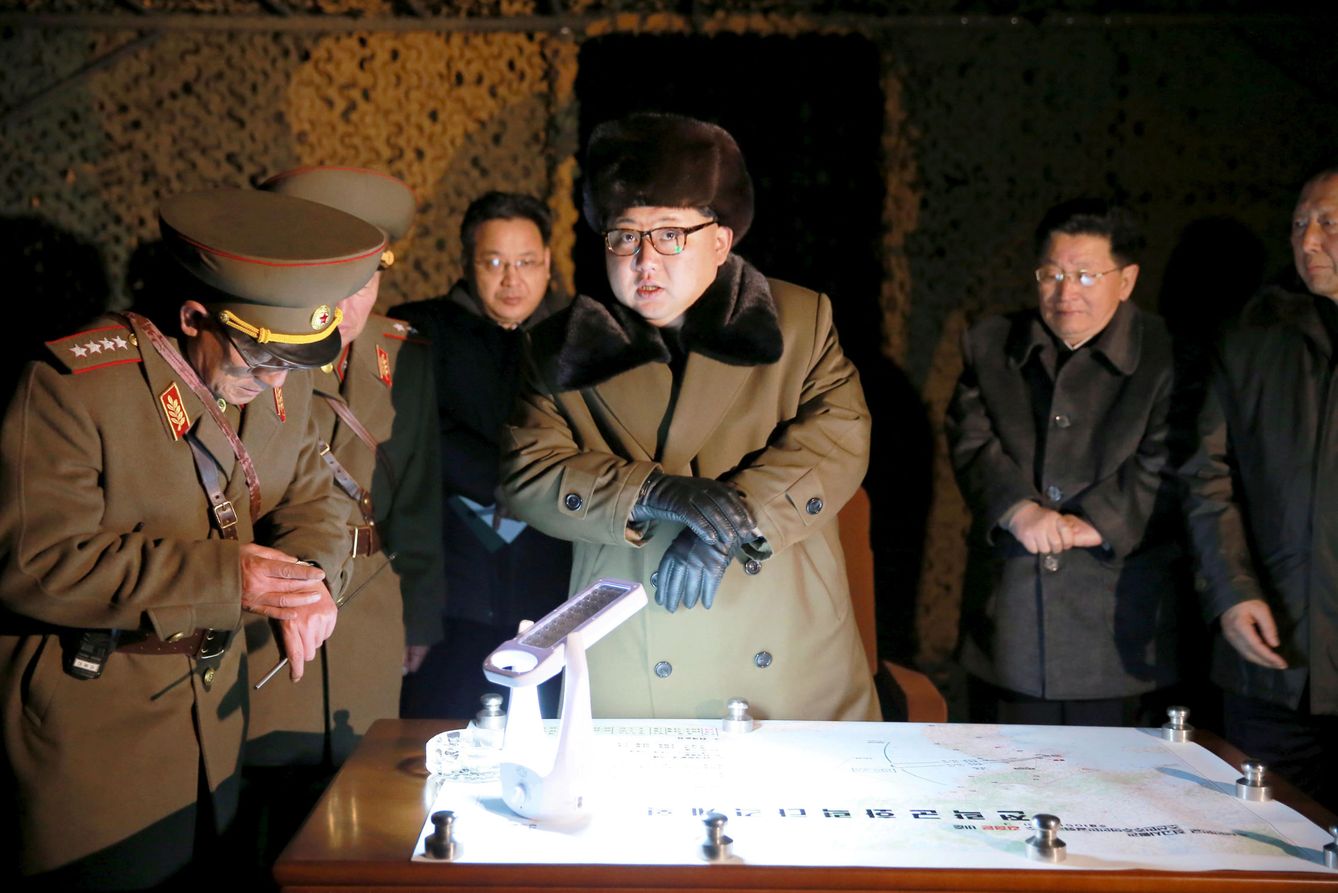Kim Jong-un, en una instalación secreta del ejército norcoreano, antes de una prueba de lanzamiento de un misil, en marzo de 2016. (Reuters)
