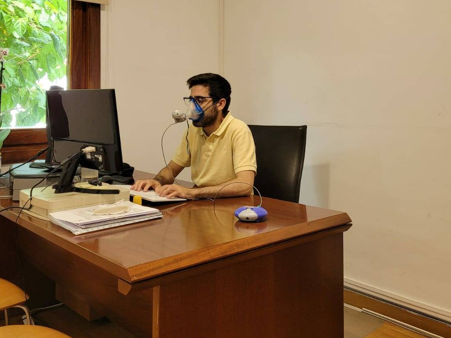 Fernando Zazo, con uno de sus tratamientos en la oficina. (Cedida)