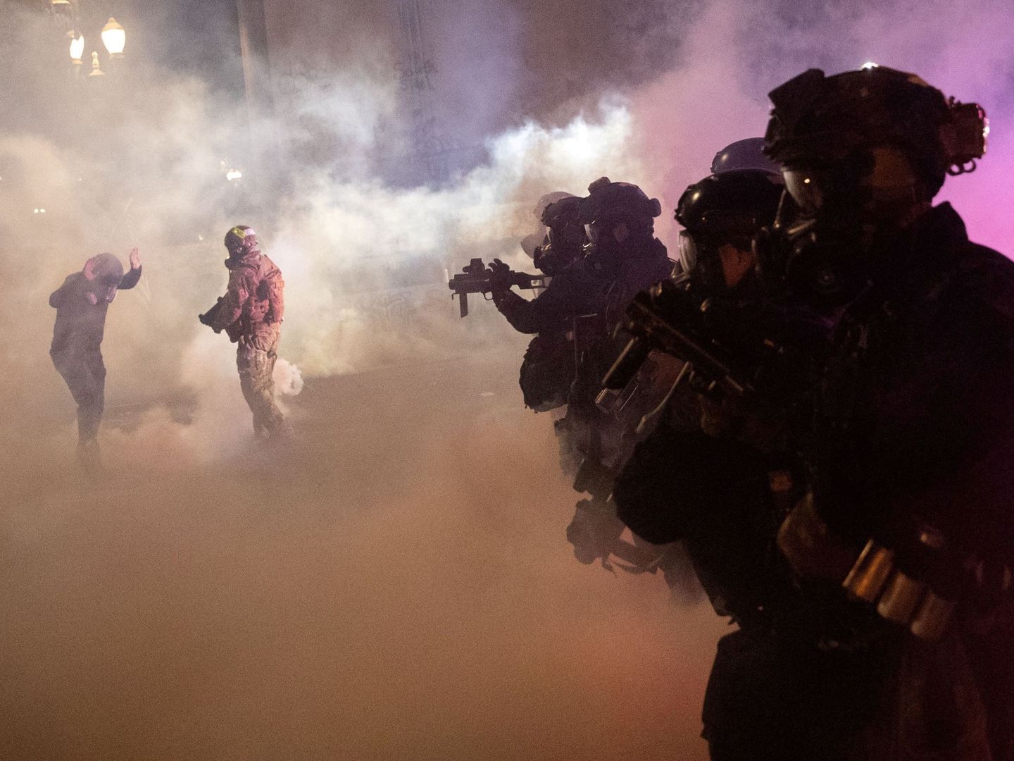 Agentes federales, entre nubes de gas lacrimógeno, en Portland este julio. (Reuters)