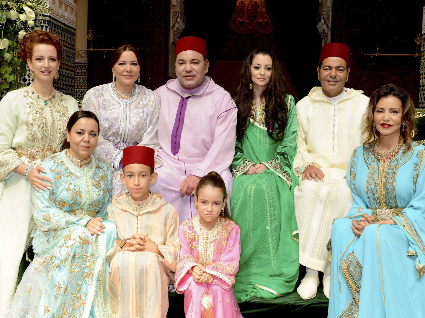 Foto de familia, en la que vemos, entre otros, al rey Mohamed VI y a Mulay Rachid, con sus mujeres. (EFE)