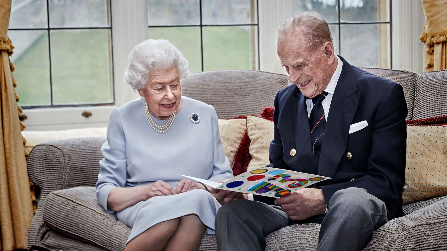 El príncipe Felipe y la reina Isabel, en su 73º aniversario de bodas. (Reuters)