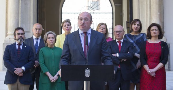 Foto: El hasta ahora presidente del Gobierno de Murcia, Pedro Antonio Sánchez (c), anuncia su dimisión. (EFE)