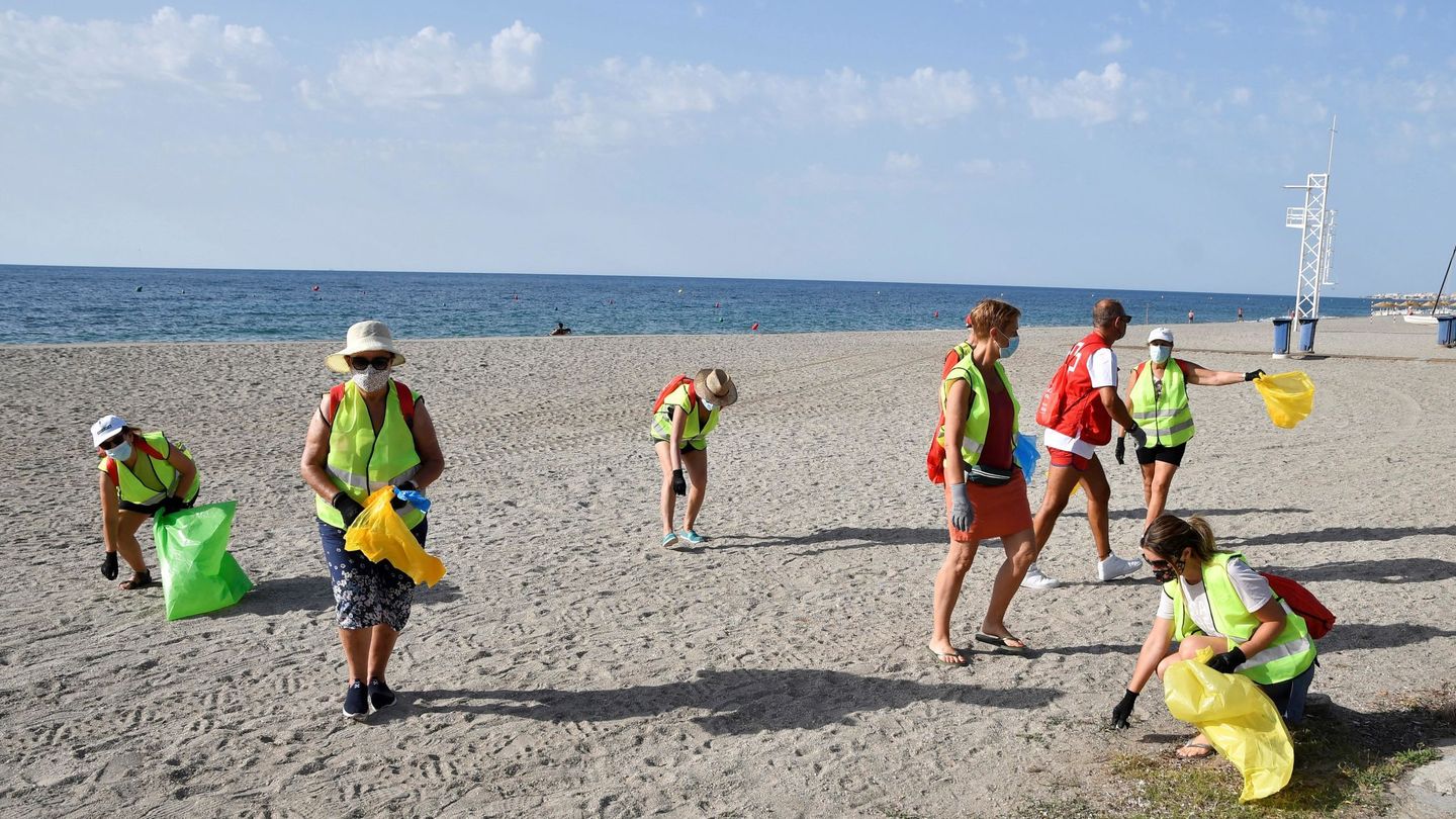 Voluntarios del Proyecto Libera, de SEO/Birdlife y Ecoembes, limpiando una playa (EFE(