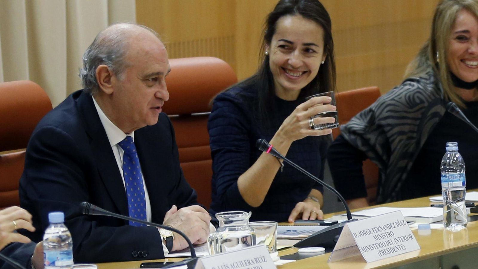 Foto: El ministro del Interior en funciones, Jorge Fernández Díaz, junto a la directora general de Tráfico, María Seguí. (EFE)