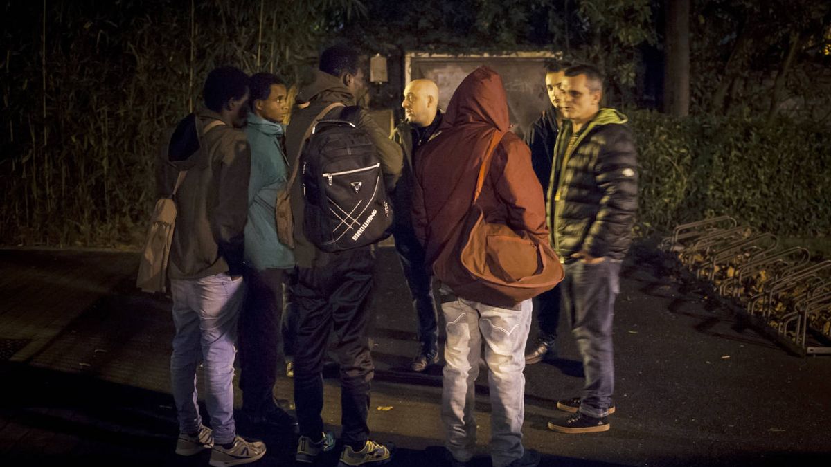 Los 'búhos' que recogen migrantes en Irún y los mandan rumbo a Francia