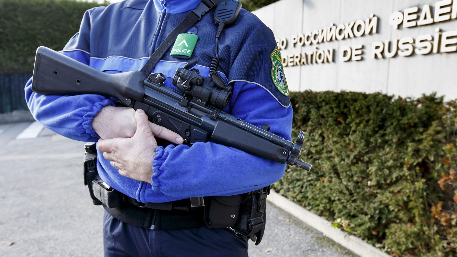 Foto: Un agente de los cuerpos de seguridad de la ONU hace guardia ante la sede europea de las Naciones Unidas en Ginebra. (Efe)