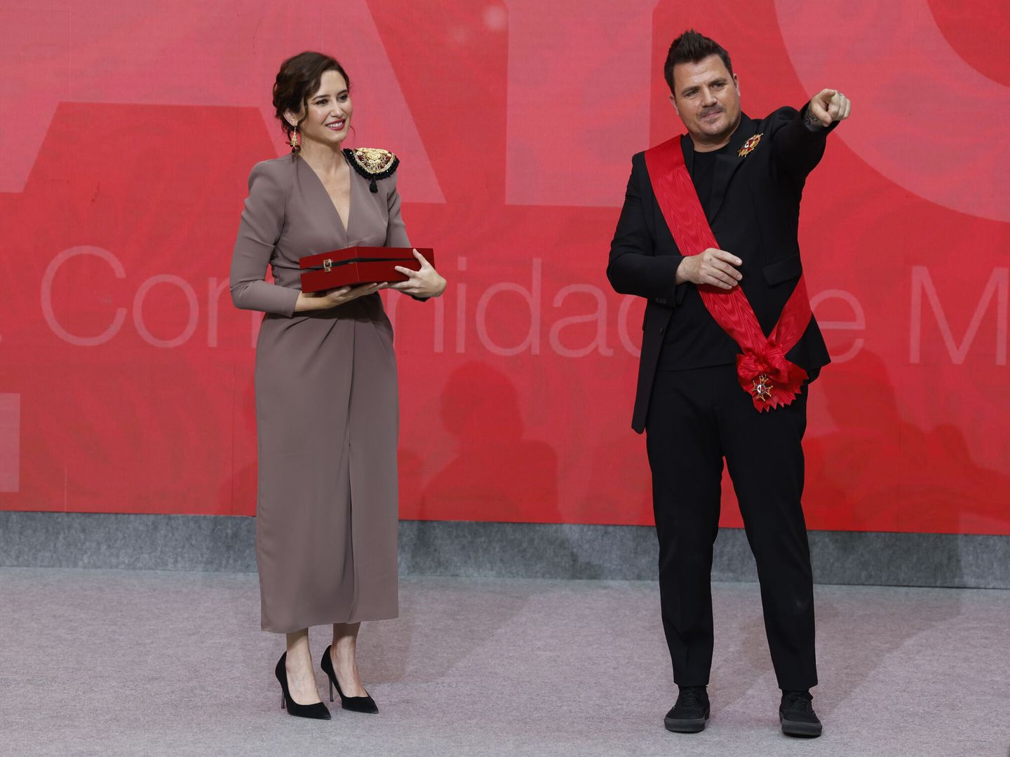 La presidenta de la Comunidad de Madrid, Isabel Díaz Ayuso, con el cantante Dani Martín, durante la ceremonia de entrega de medallas y condecoraciones de la Orden del Dos de Mayo. (EFE/J.J. Guillén) 
