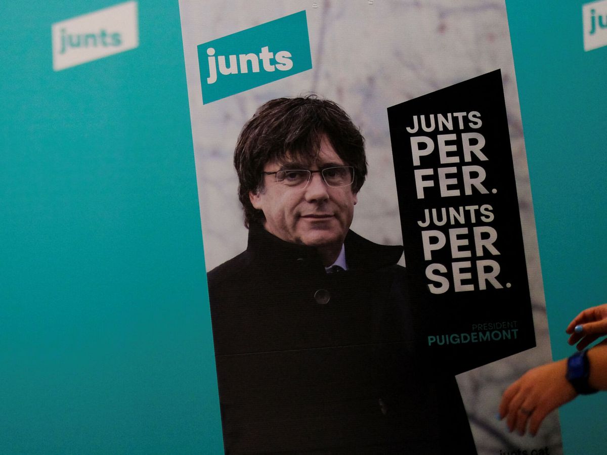 Foto: Cartel con la imagen del 'expresident' Carles Puigdemont. (Reuters/Nacho Doce)
