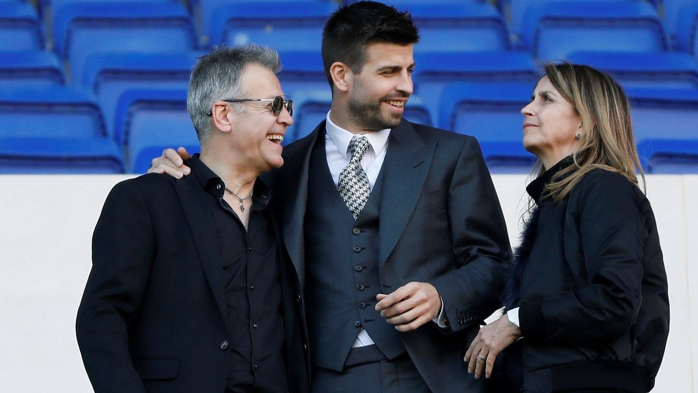 Gerard Piqué, junto a sus padres en el Camp Nou. (EFE)
