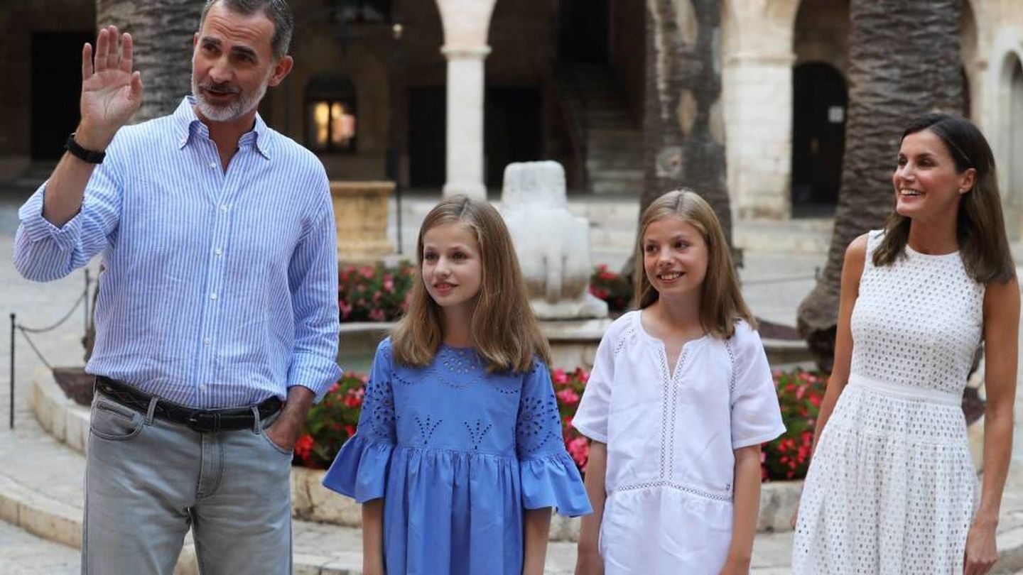 Los reyes, con sus hijas en el Palacio de la Almudaina. (EFE)