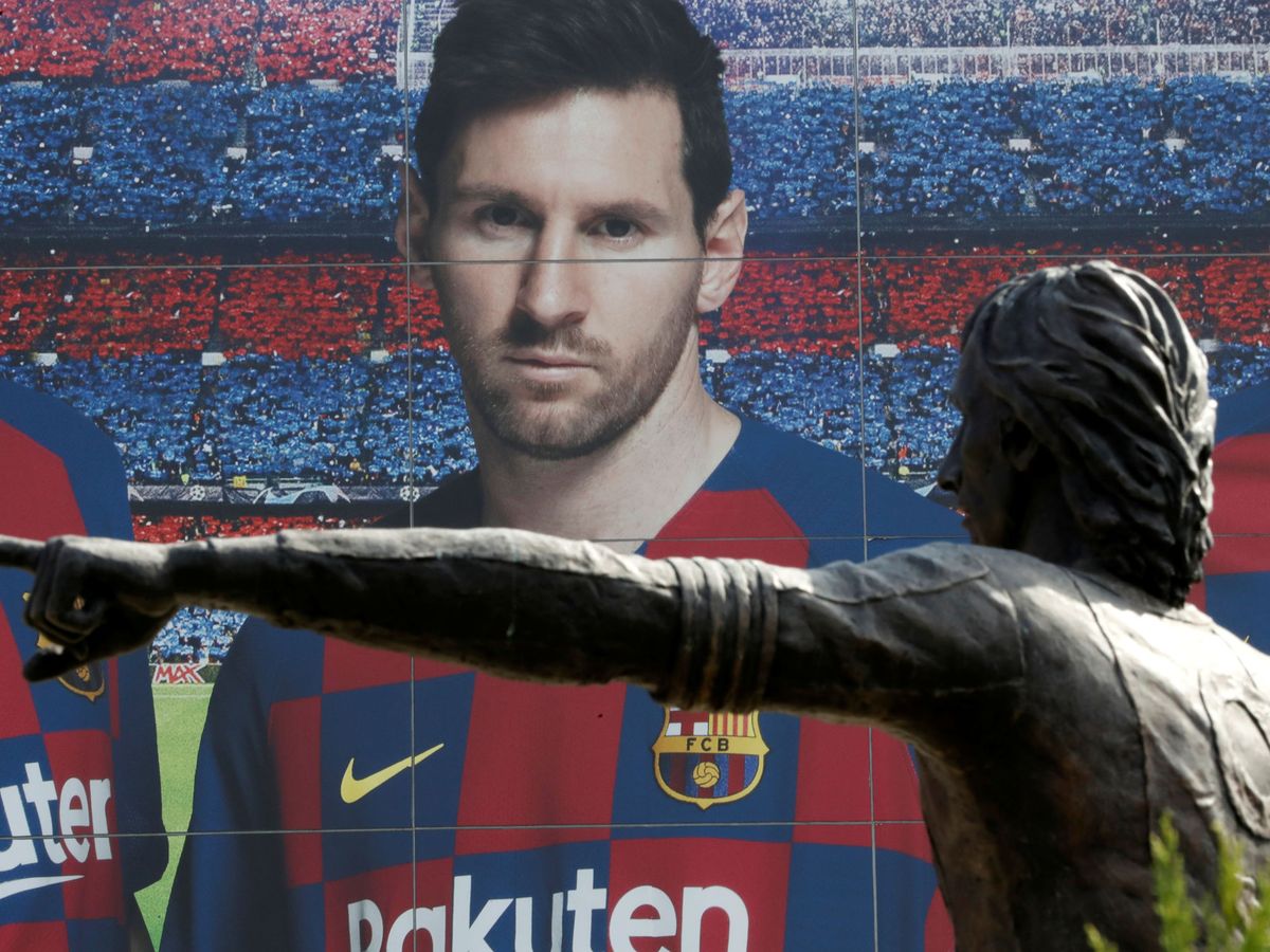 Foto: Una imagen de Leo Messi delante de la estatua de Johan Cruyff en los exteriores del Camp Nou. (REUTERS) 